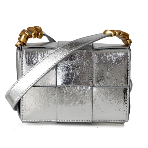 Kleine Handtaschen aus geflochtenem Leder in Silber-Metallic mit quadratischer Klappe und Umhängetasche